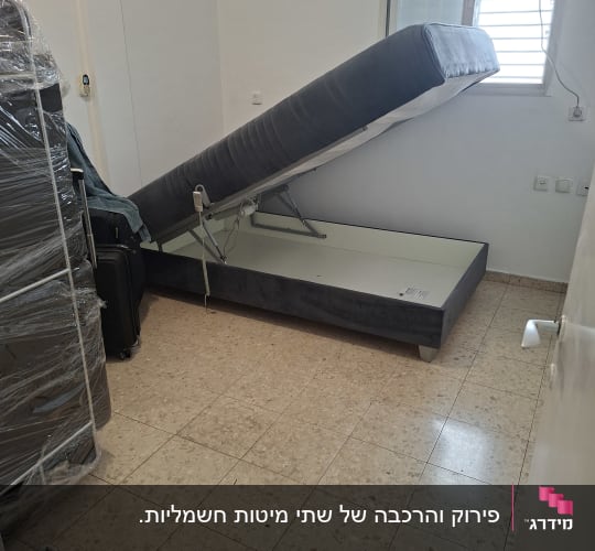 מיטה מתכווננת בחדר ריק עם רצפת אריחים